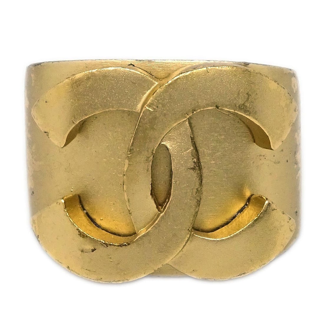 Vintage Chanel Gold Plated Ring Size 13 France 01C: Vintage Chanel Gold Plated Ring Size 13 France 01C Vintage Chanel gold-plated ring marked 01C. This ring shows reasonable wear with scratches consistent with use and has no accessories included. Speci