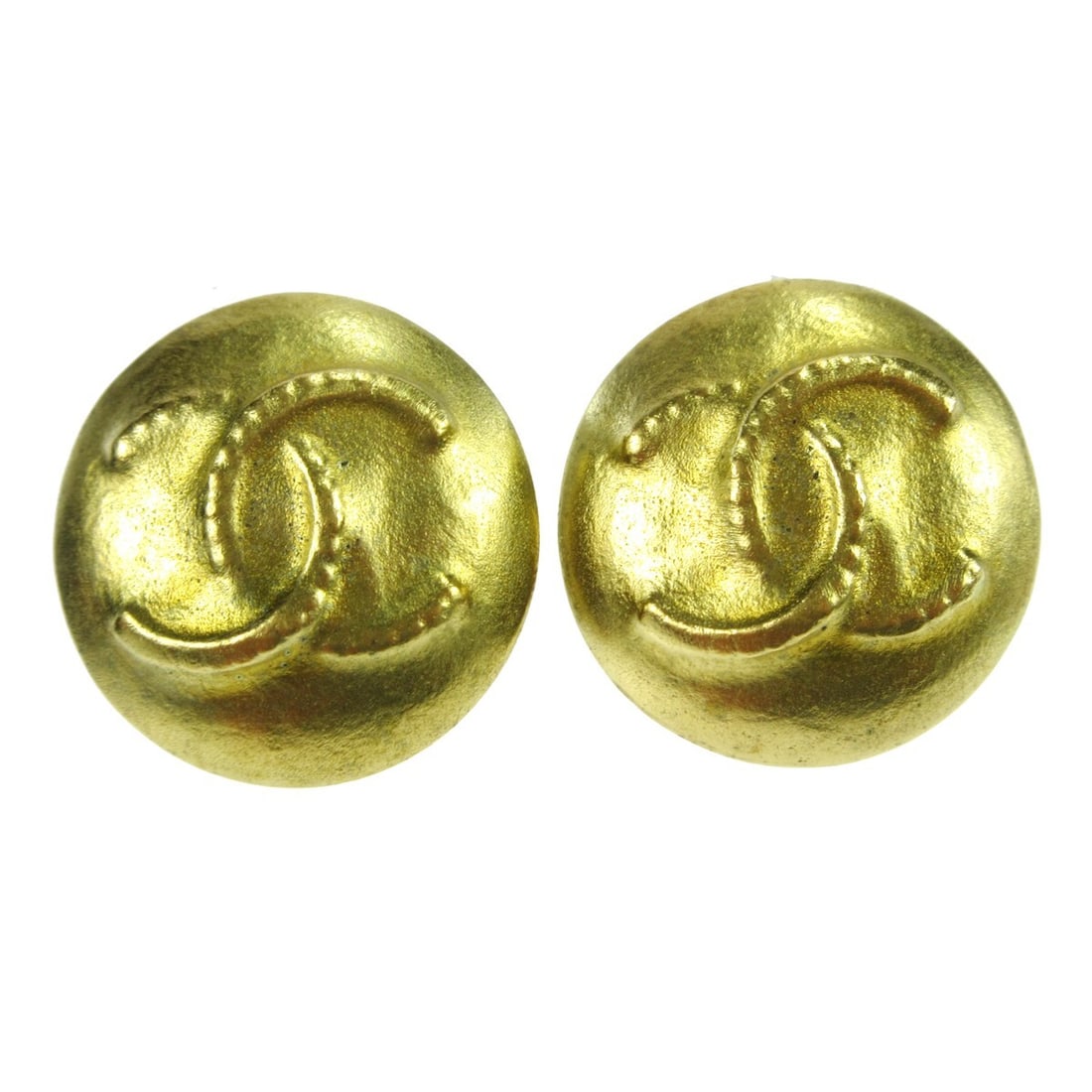 Chanel 95P Gold Plated Round Clip On Button Earrings: Chanel 95P Gold Plated Round Clip On Button Earrings Vintage Chanel clip-on button earrings with a round silhouette and CC logo design. Finished in gold-plated metal, this pair is marked 95P and made 