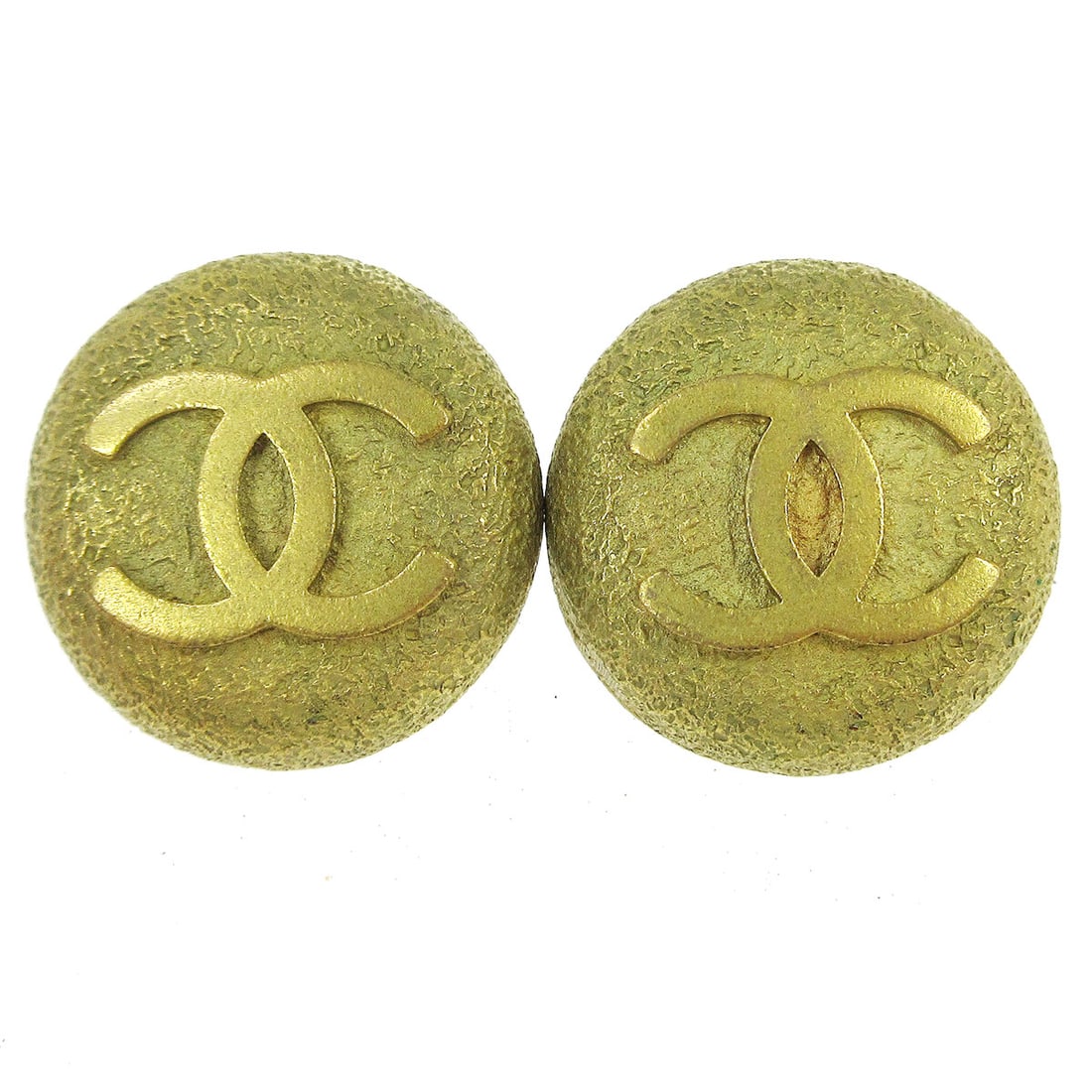 Chanel 94P Gold Tone CC Logo Button Clip On Earrings: Chanel 94P Gold Tone CC Logo Button Clip On Earrings Vintage Chanel button clip-on earrings featuring the iconic CC logo in a gold-tone finish. Marked 94P and made in France, this pair has a classic l