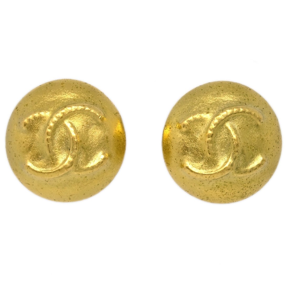 Chanel 95C round clip-on button earrings gold-plated: Chanel 95C round clip-on button earrings gold-plated Vintage Chanel button-style clip-on earrings in gold-plated metal with a round silhouette. Marked 95C and made in France, this pair features the cl