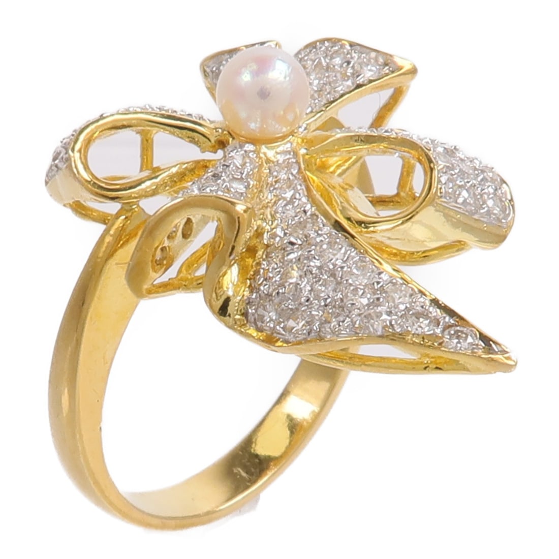 18K White and Yellow Gold Pearl Diamond Ring Size 6: 18K White and Yellow Gold Pearl Diamond Ring Size 6 Pearl and diamond ring in 18K white gold and 18K yellow gold, sized US 6. The ring features a pearl and diamond motif with a white and clear color c