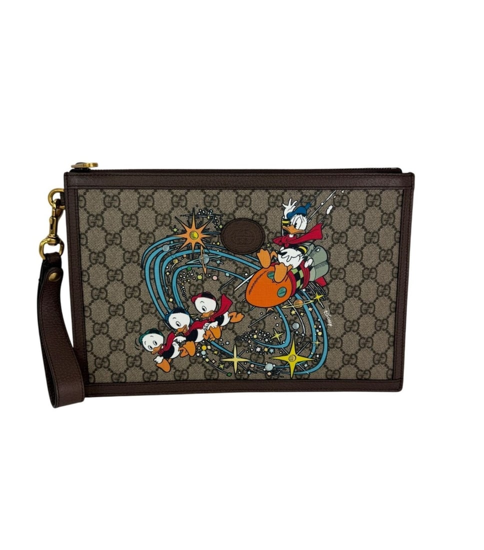 Gucci Disney Limited Edition Donald Duck GG Supreme Beige Clutch Bag: Gucci Disney Limited Edition Donald Duck GG Supreme Beige Clutch Bag This limited edition Gucci Disney Donald Duck GG Supreme Zip Clutch Wristlet Bag combines playful charm with luxurious design. Craf