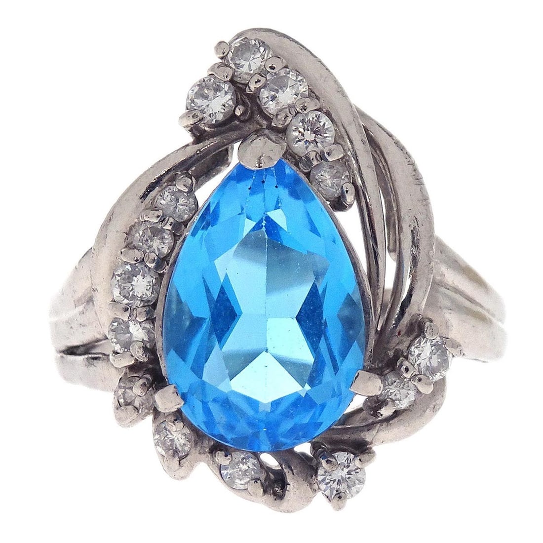 Vintage Pt900 Platinum Ring with Blue Topaz and Diamond Size 54: Vintage Pt900 Platinum Ring with Blue Topaz and Diamond Size 54 Vintage platinum ring featuring a blue topaz center stone with diamond accents. This no-brand piece is in very good condition overall, w