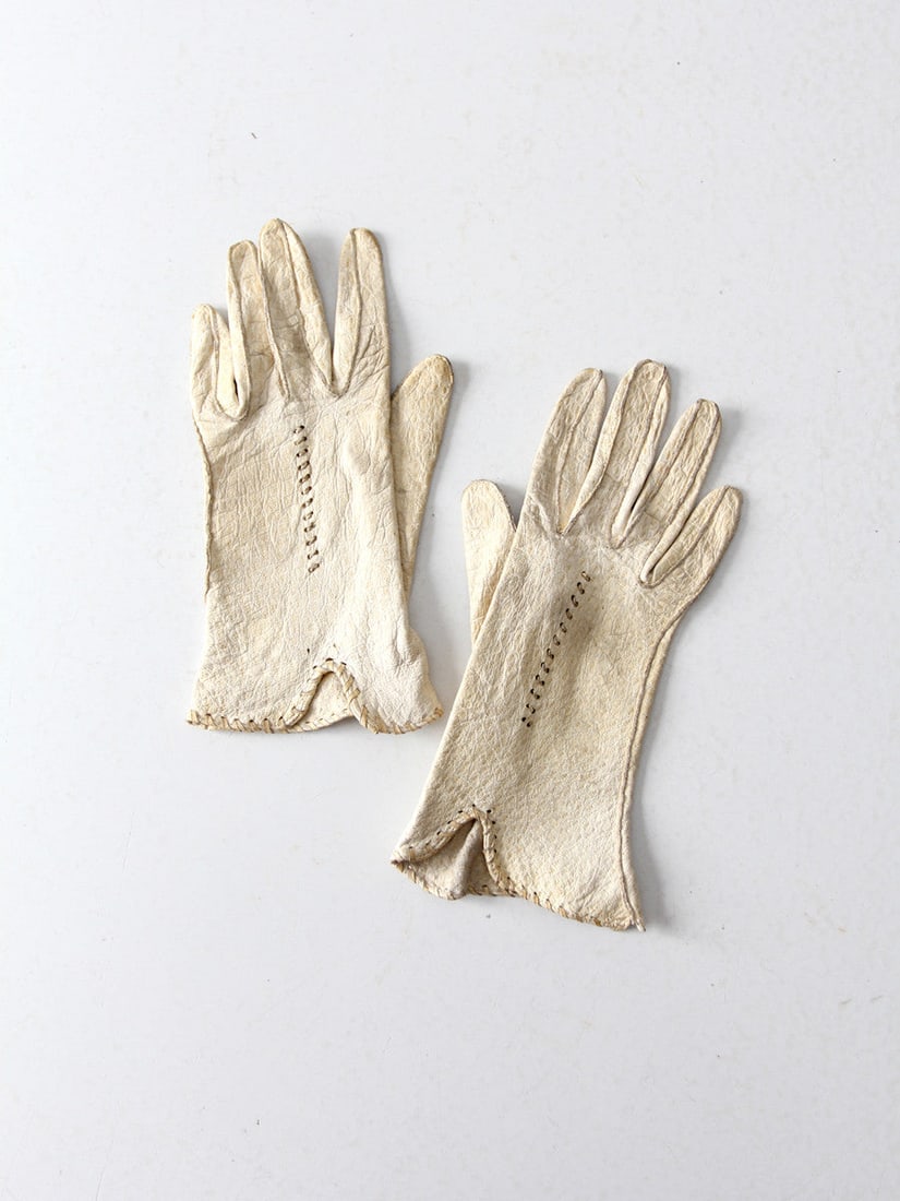 1920s Vintage White Kid Leather Gloves with Whip-Stitch Detail: 1920s Vintage White Kid Leather Gloves with Whip-Stitch Detail Discover a stunning pair of 1920s vintage white leather gloves, crafted from soft kid (or goat) leather, designed to elegantly shape the 