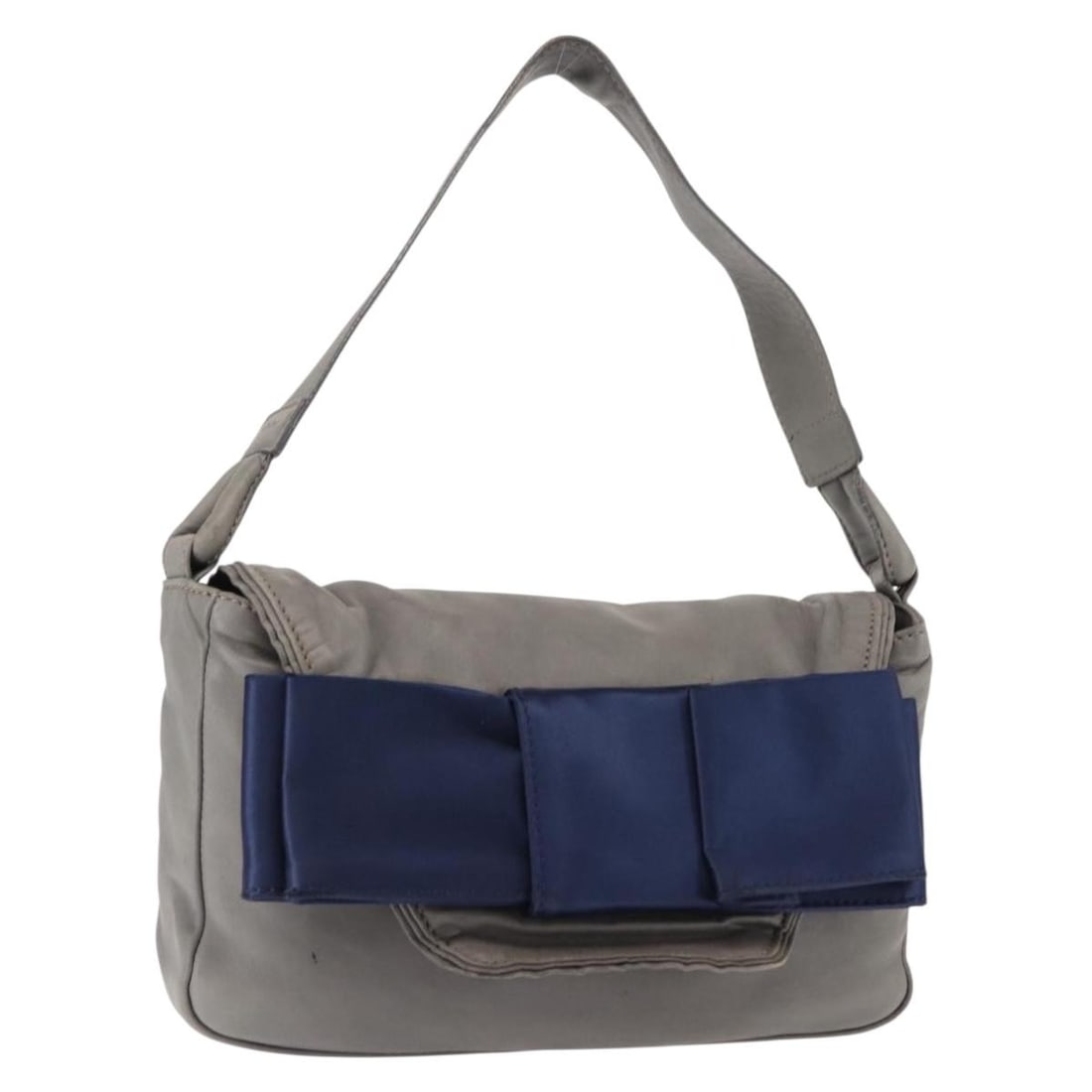Chloe Vintage Flap Gray Leather Shoulder Bag: Chloe Vintage Flap Gray Leather Shoulder Bag This pre-owned Chloe Vintage Flap shoulder bag for women is crafted from gray leather and features a classic flap design. The bag shows signs of use includ