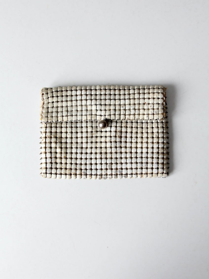 Vintage White Metal Mesh Coin Purse with Silver Tone Closure: Vintage White Metal Mesh Coin Purse with Silver Tone Closure This vintage metal mesh coin purse showcases a unique design crafted from white metal linked squares. It features a flap with a silver tone