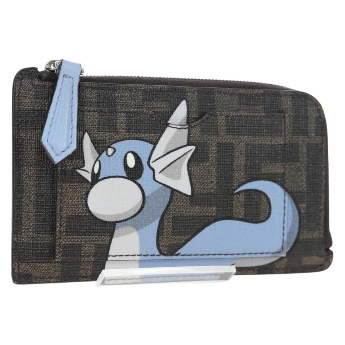 FENDI 8M0489 Dratini Zucca Card Case Brown PVC Leather: FENDI 8M0489 Dratini Zucca Card Case Brown PVC Leather FENDI x FRGMT x POKEMON card case in brown with silver-tone accents, featuring the Zucca design and Dratini motif. Made in Italy, this women's ca