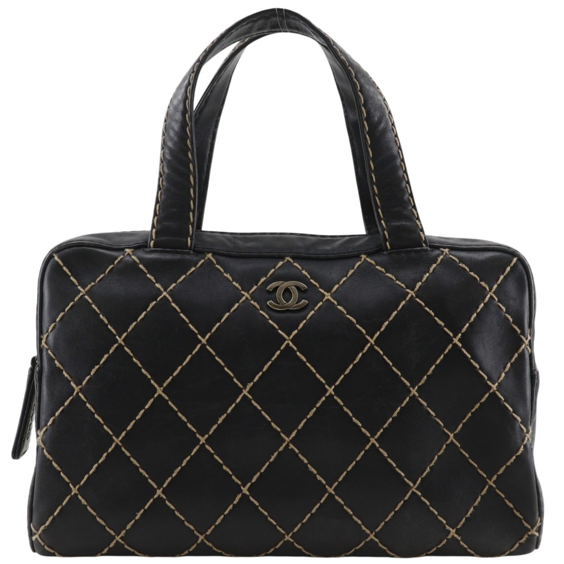 Chanel Surpique Boston black leather handbag: Chanel Surpique Boston black leather handbag Chanel Surpique Boston handbag in black quilted leather. Made in Italy, this piece is presented in good, usable condition with visible wear. The exterior s