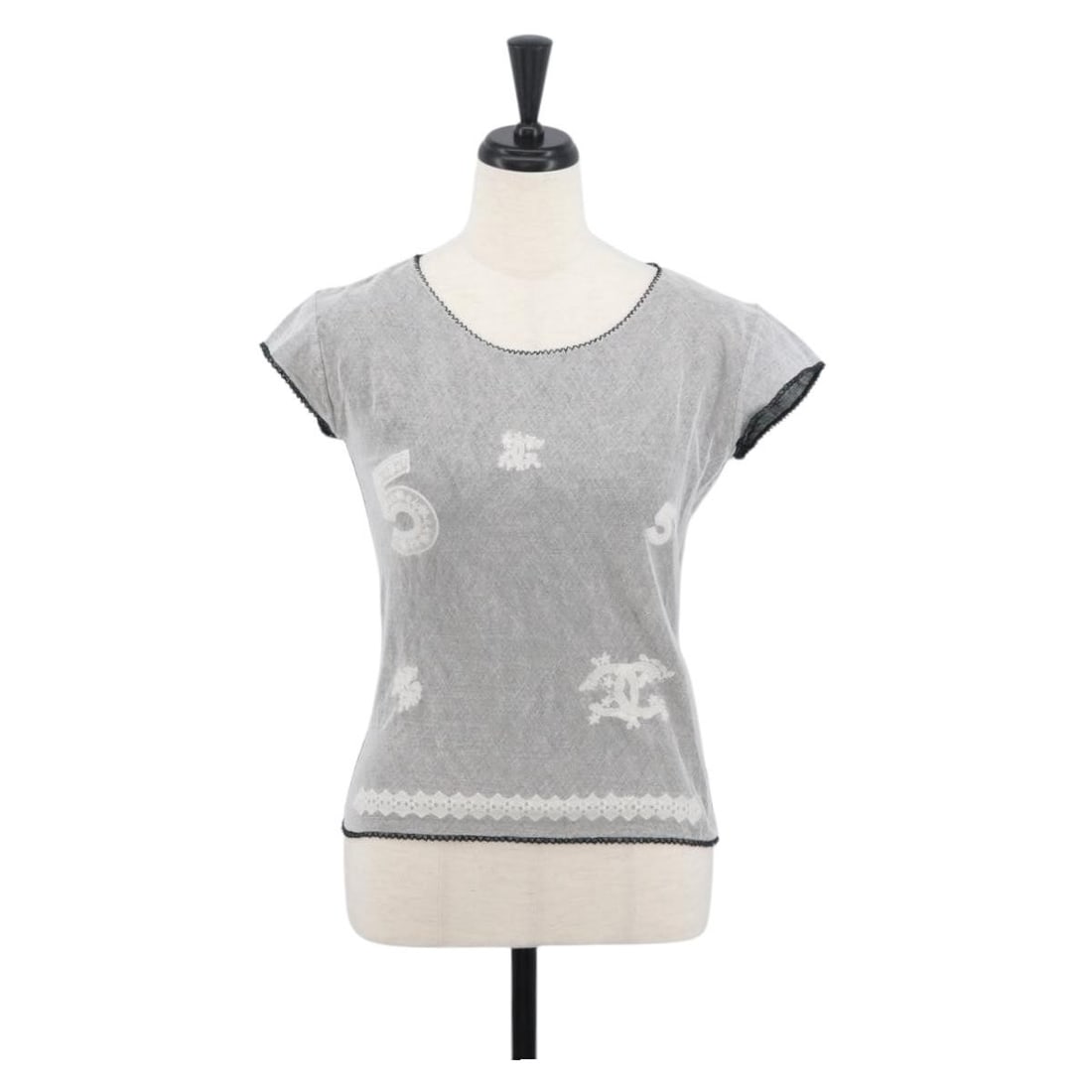 Chanel Coco Mark Women's Cotton Black White Shirt P23429V13551 Italy: Chanel Coco Mark Women's Cotton Black White Shirt P23429V13551 Italy This women's CHANEL shirt features a black and white color scheme and is crafted from cotton. It has a cut and sew design with shor
