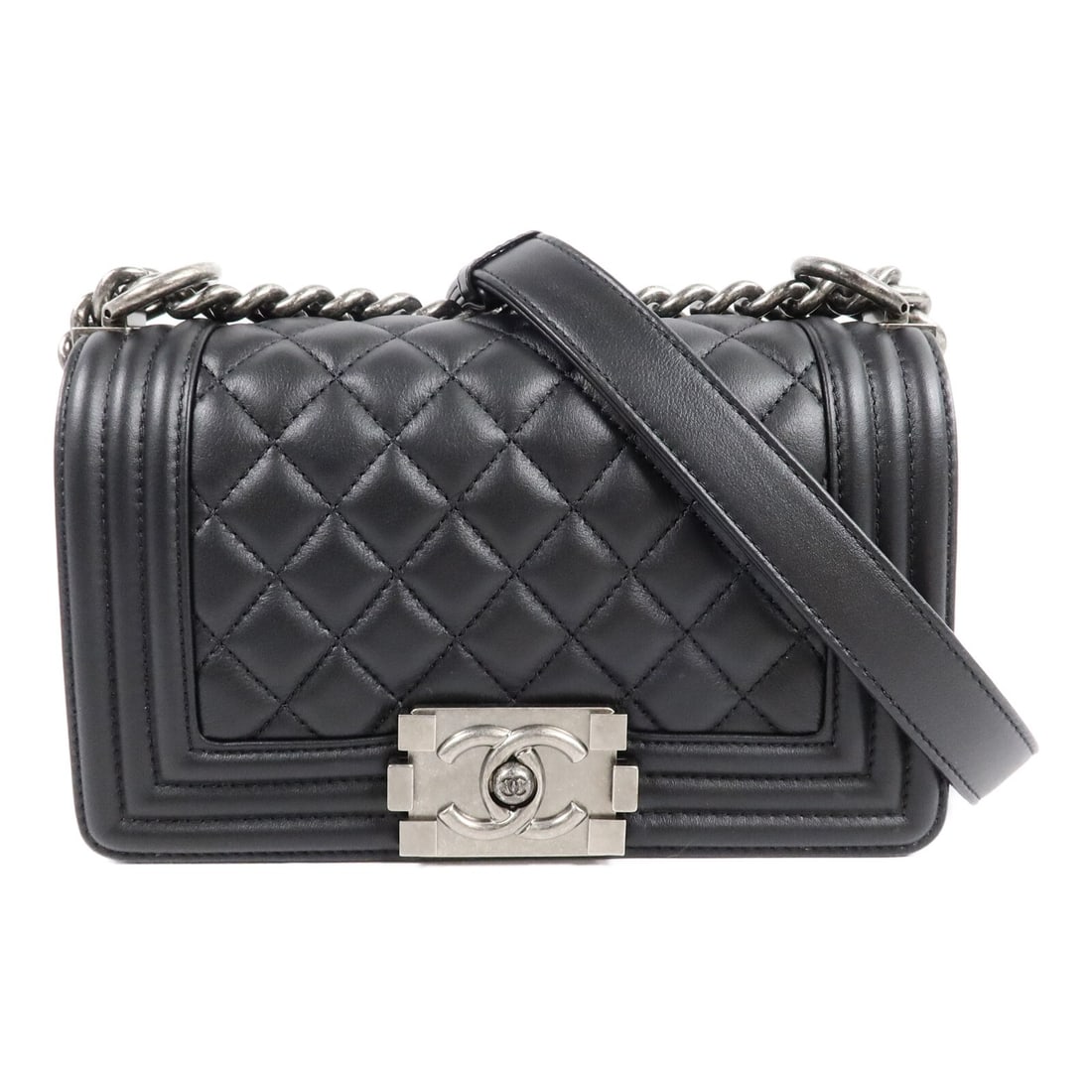 CHANEL Boy 20 lambskin shoulder bag black chain strap A67085: CHANEL Boy 20 lambskin shoulder bag black chain strap A67085 Chanel Boy 20 chain shoulder bag in black lambskin leather. This women's shoulder bag features an interior open pocket and includes storage