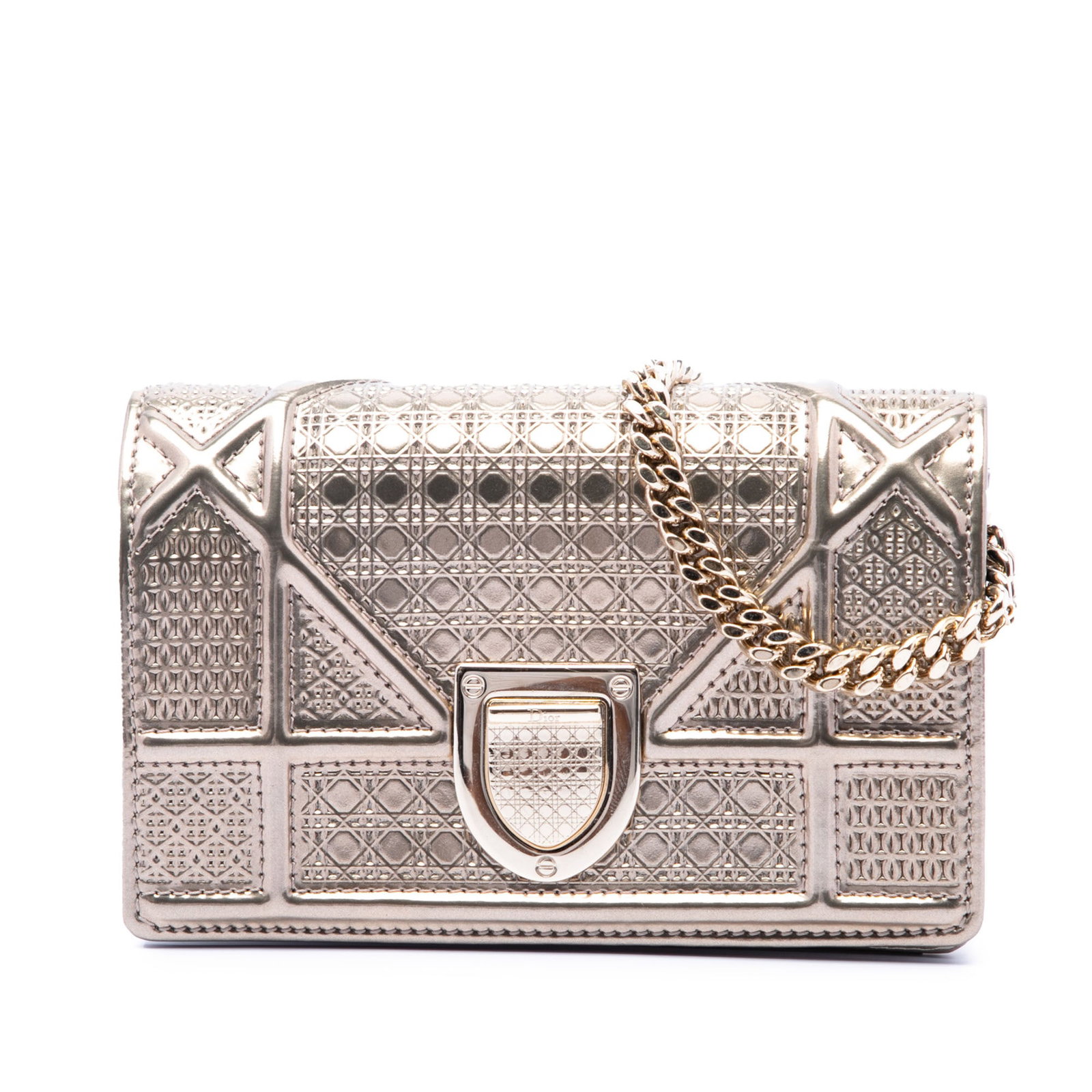Dior Diorama wallet on chain in metallic gold patent leather: Dior Diorama wallet on chain in metallic gold patent leather Dior Metallic Patent Microcannage Diorama Wallet on Chain in gold patent leather. This compact bag features a chain link shoulder strap, a 