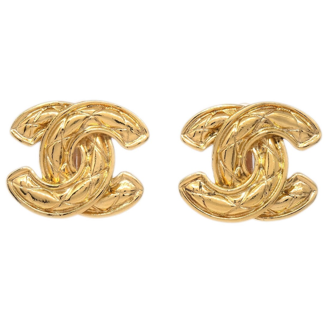 Chanel CC Logo Clip-On Earrings Gold Plated Quilted 2459: Chanel CC Logo Clip-On Earrings Gold Plated Quilted 2459 Chanel CC quilted clip-on earrings in gold-plated metal with a logo motif. Made in France, this pair features the iconic CC shape and clip-on c