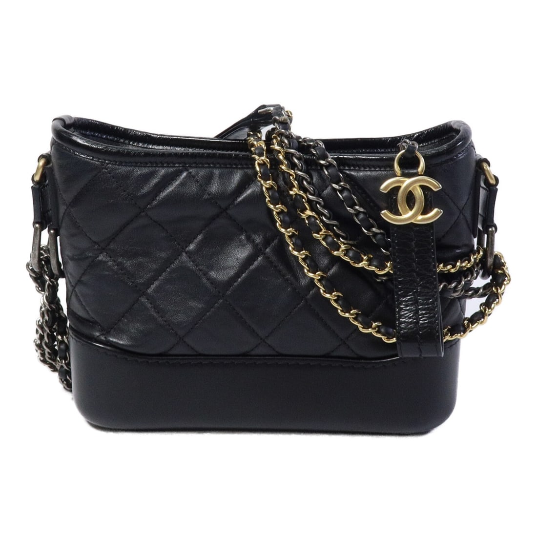 CHANEL Gabrielle A91810 small calfskin shoulder bag black: CHANEL Gabrielle A91810 small calfskin shoulder bag black A CHANEL CC Gabrielle small chain shoulder bag in black calfskin leather, model A91810. It features a black-on-black colorway, a shoulder stra