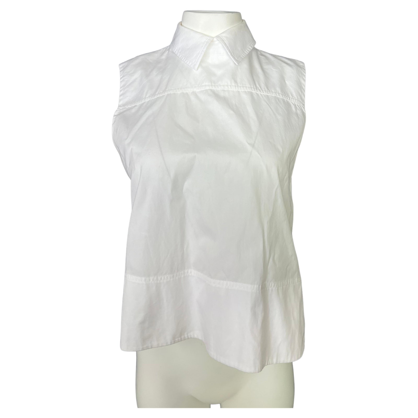 Victoria Victoria Beckham White Cotton Sleeveless Blouse US 6: Victoria Victoria Beckham White Cotton Sleeveless Blouse US 6 White cotton top blouse by Victoria Beckham with a collar, sleeveless design, rear button closure, and rear bow detail. Marked size 6 (US)