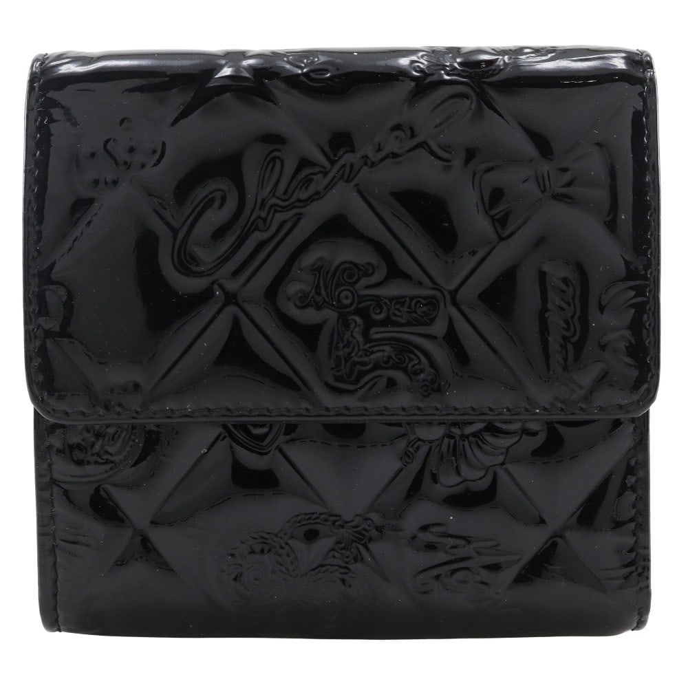 Chanel Bi Fold Wallet Black Patent Leather Quilted: Chanel Bi Fold Wallet Black Patent Leather Quilted This Chanel Bi-Fold Wallet is crafted from black patent leather, designed for female use. It features a quilted exterior and compact dimensions suita