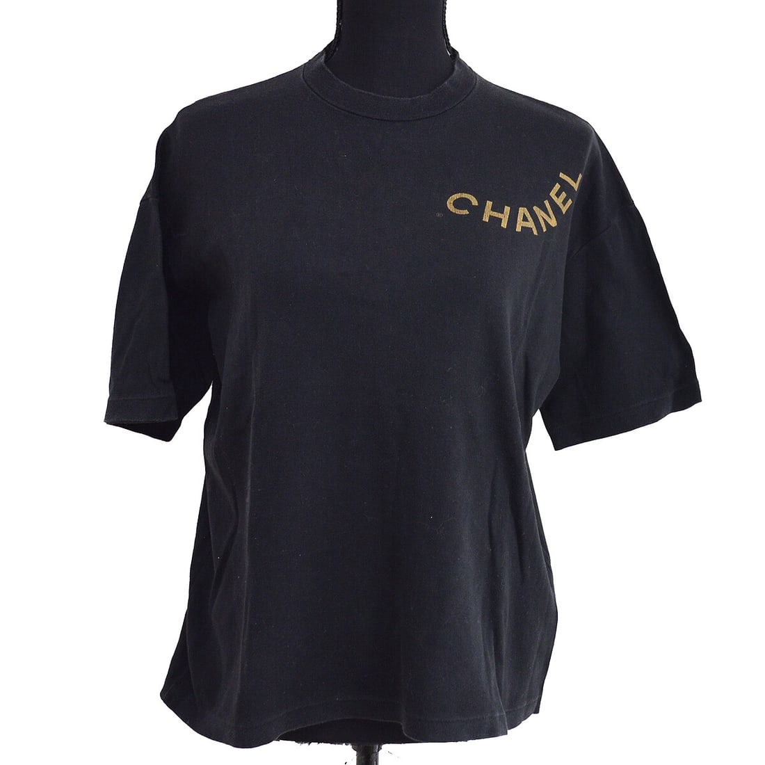 CHANEL CC Logo Black Short Sleeve T Shirt Top: CHANEL CC Logo Black Short Sleeve T Shirt Top Black Chanel CC short sleeve top in a round neck, casual style. It is a women's regular-size T-shirt with a waist-length cut. The item is described as hav