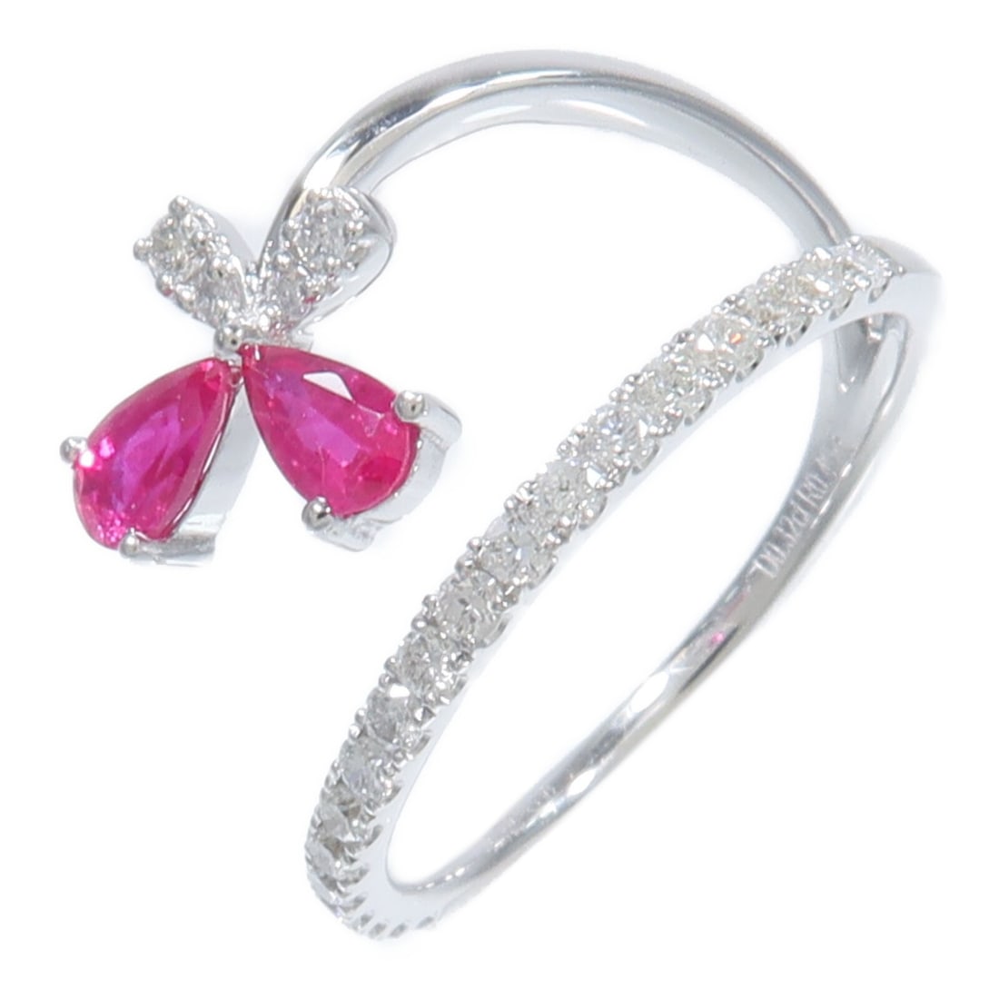 18K White Gold Ruby Diamond Ring Size 6.5: 18K White Gold Ruby Diamond Ring Size 6.5 Ruby and diamond ring crafted in 18K white gold. This women's ring features a red ruby accented by diamonds and is presented in very good condition. Accessori