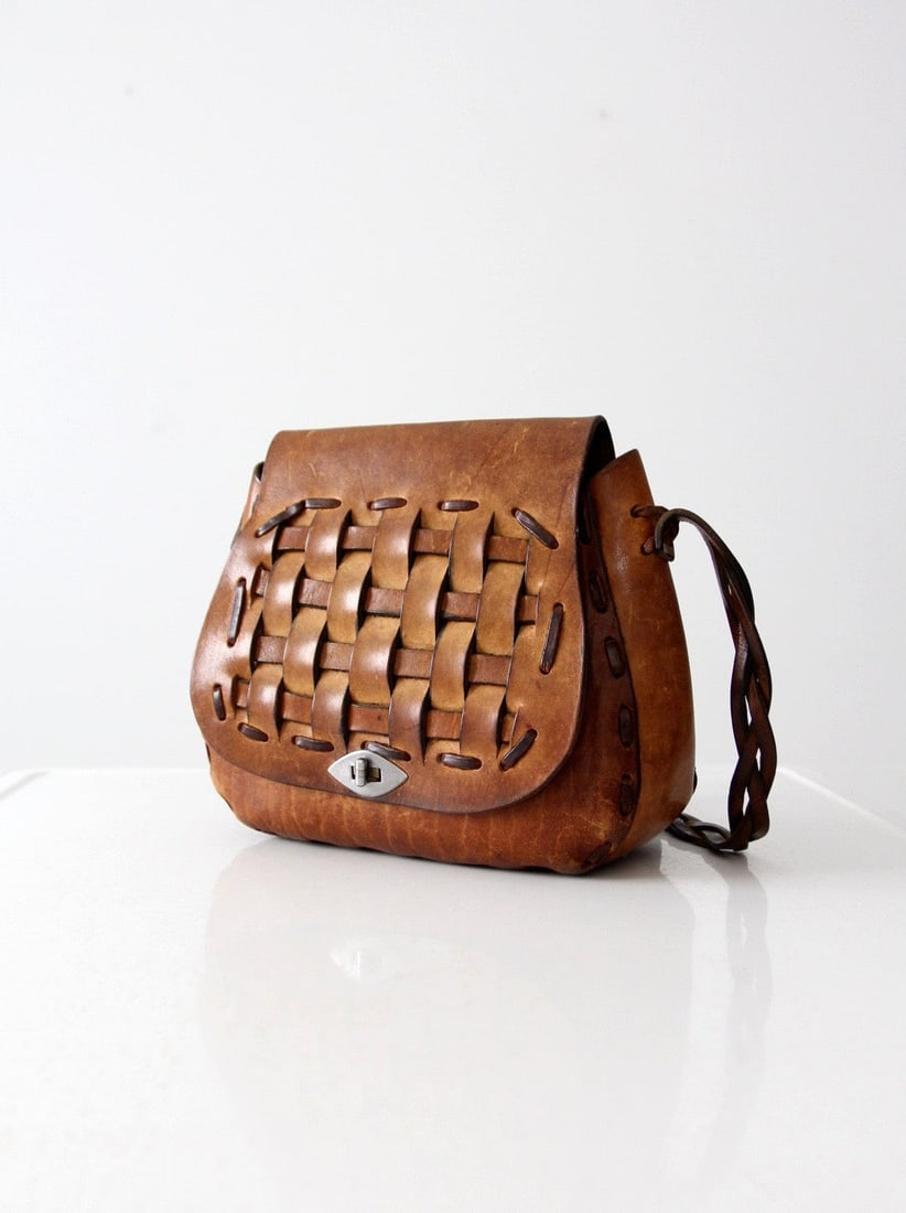 1960s Vintage Saddle Brown Leather Basket Weave Shoulder Bag: 1960s Vintage Saddle Brown Leather Basket Weave Shoulder Bag This exquisite 1960s vintage leather shoulder bag showcases a hand-crafted design in saddle brown leather. The front features a distinctive