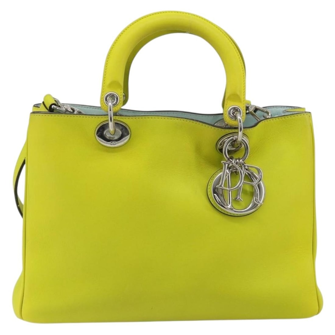 Christian Dior Diorissimo leather tote bag in yellow: Christian Dior Diorissimo leather tote bag in yellow Christian Dior Diorissimo Tote in yellow leather. This women's handbag is made in Italy and remains in good condition, with noted wear including an