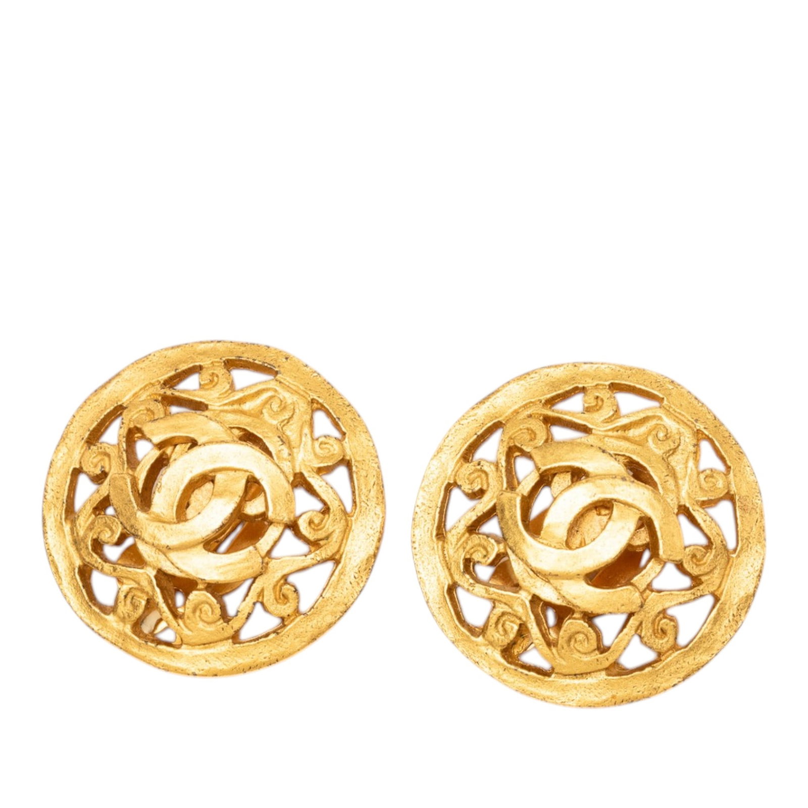 Chanel Arabesque Round Clip Earrings Gold Plated CC: Chanel Arabesque Round Clip Earrings Gold Plated CC Round Chanel clip-on earrings with an arabesque CC design and gold-plated finish. This costume jewelry piece is made in France and shows visible wea