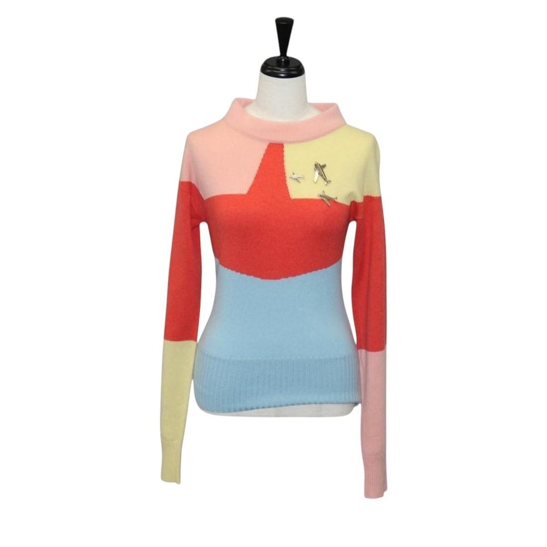 Red Cashmere Knit Jacket CHANEL CC Womens Italy: Red Cashmere Knit Jacket CHANEL CC Womens Italy CHANEL women's knit sweater jacket in red cashmere, made in Italy. This jacket has a soft knit construction and is offered in very good AB condition, wi