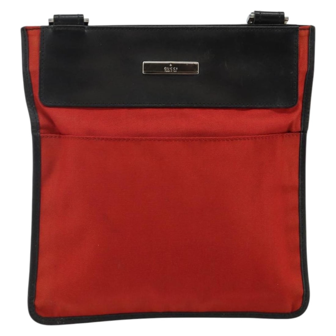 Gucci Nylon Shoulder Bag Front Pocket Red Unisex 24x25x35cm: Gucci Nylon Shoulder Bag Front Pocket Red Unisex 24x25x35cm This pre-owned Gucci Front Pocket Messenger bag is crafted from red nylon and designed for unisex use. It features a shoulder strap and mult