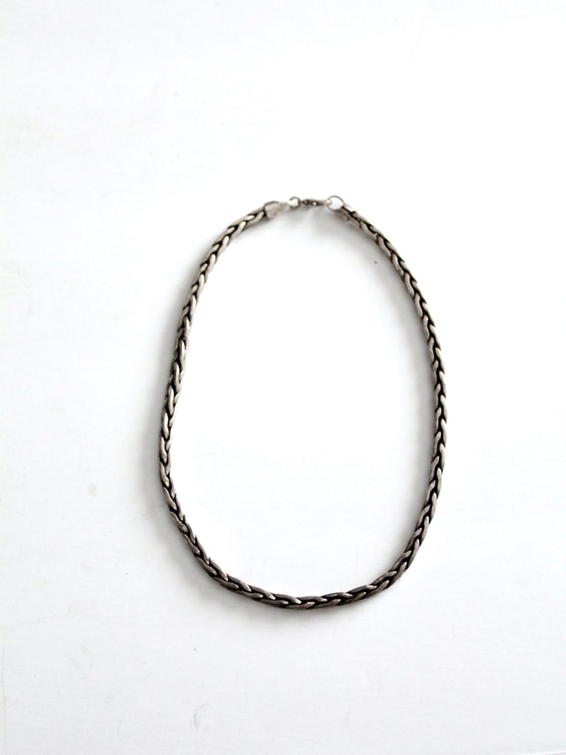 Vintage Silver Rope Chain Necklace with Square Braid Design: Vintage Silver Rope Chain Necklace with Square Braid Design This vintage rope chain necklace features a beautiful square braid rope design crafted from silver. The necklace is equipped with a hinged c