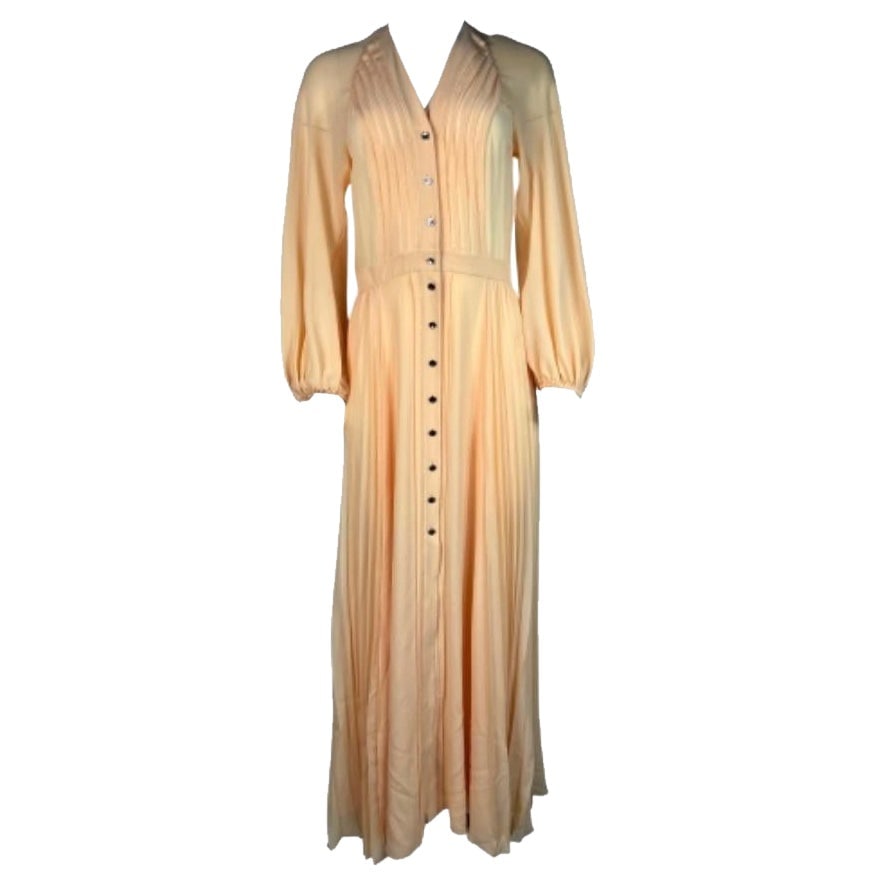 Chloe Silk Maxi Dress in Peach Pleated EU 36: Chloe Silk Maxi Dress in Peach Pleated EU 36 Chloe peach silk maxi dress with pleated detailing and a flowing silhouette. The design features waistline shaping and balloon sleeves with elasticized cuf