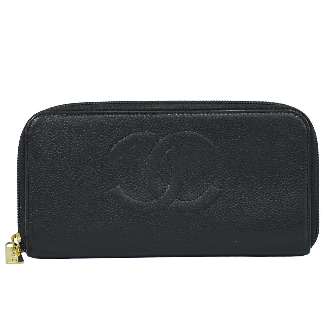 Chanel Timeless CC Zipped black leather wallet: Chanel Timeless CC Zipped black leather wallet Chanel Timeless CC Zipped wallet in black leather. This piece is made in Italy and remains in very good condition, showing light wear and light marks to 