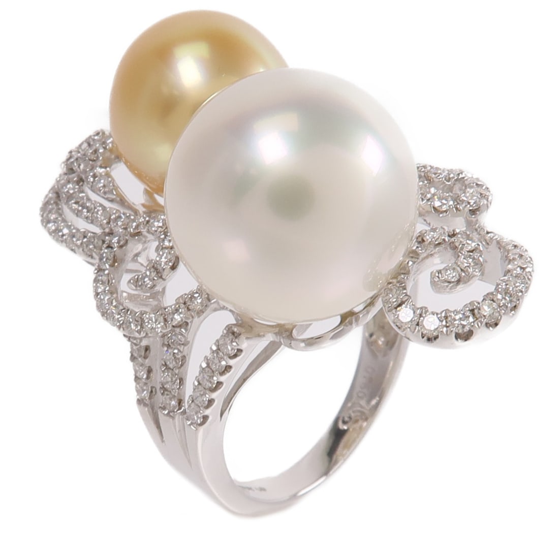 18K White Gold Pearl and Diamond Ring US 6 1.02ct: 18K White Gold Pearl and Diamond Ring US 6 1.02ct 18K white gold ring featuring a pearl and diamond design. This women's ring is presented in very good condition and comes without accessories. Specifi