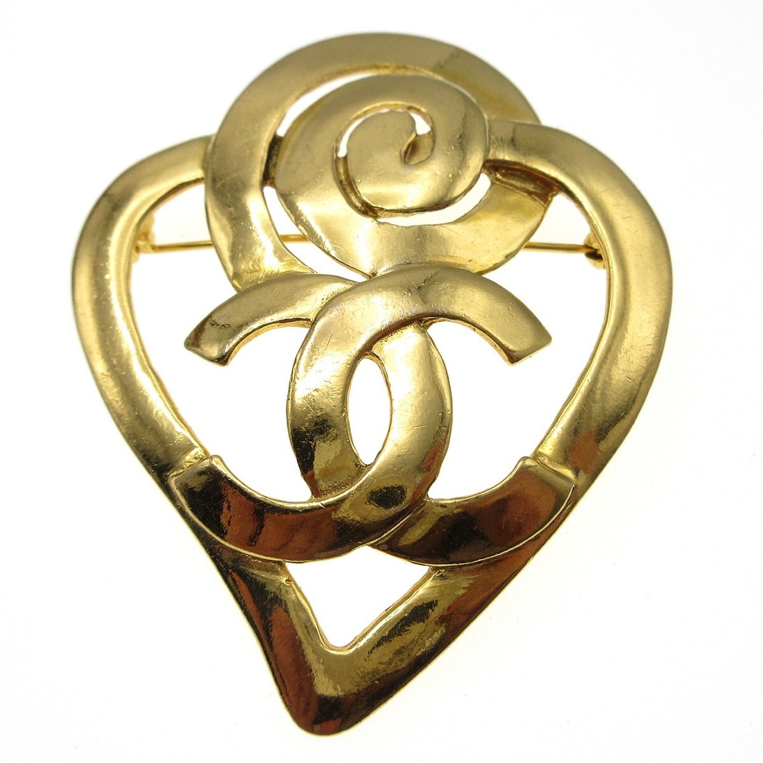 CHANEL 95P Heart Motif Gold Plated Brooch France: CHANEL 95P Heart Motif Gold Plated Brooch France Gold-plated Chanel heart motif brooch from France. Marked 95P, this brooch features a classic heart design in gold color. Condition is very good overal
