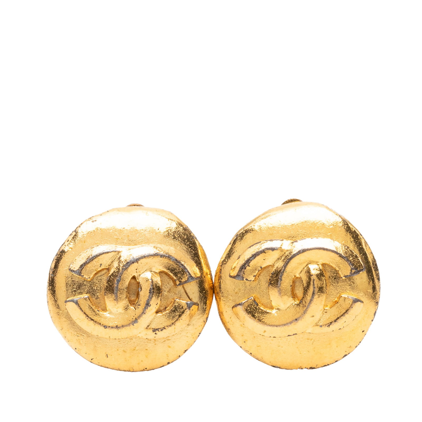 Chanel CC Round Clip On Earrings Gold Plated Metal: Chanel CC Round Clip On Earrings Gold Plated Metal Round Chanel clip-on earrings in gold-plated metal with the CC motif. This costume jewelry pair is made in France and shows wear consistent with prio