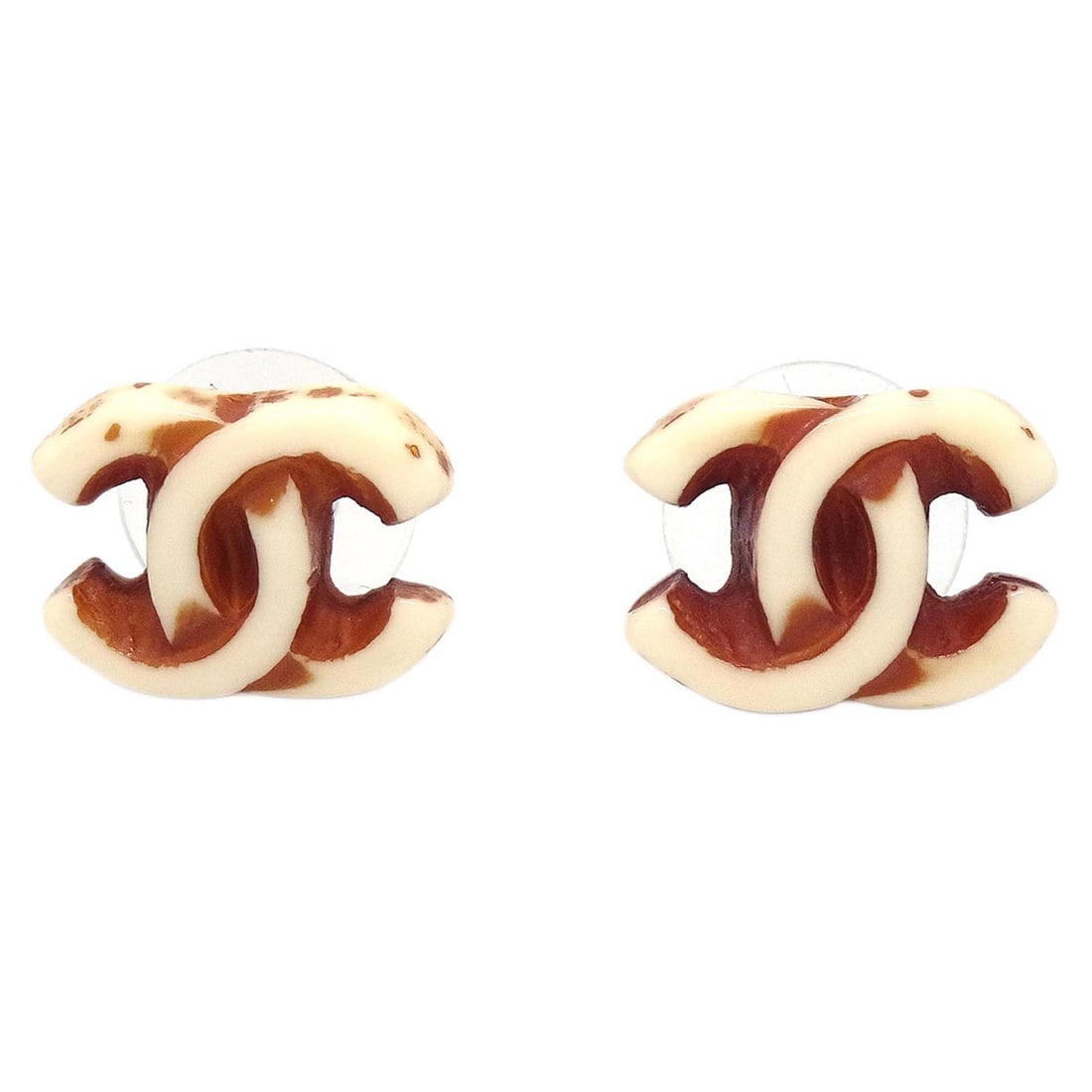 Chanel 01P CC Logo White Gold Plated Screw Back Earrings: Chanel 01P CC Logo White Gold Plated Screw Back Earrings Chanel CC pierced earrings in white with a gold-plated finish. Made in France, this pair features screw-back pierced closures and comes with th