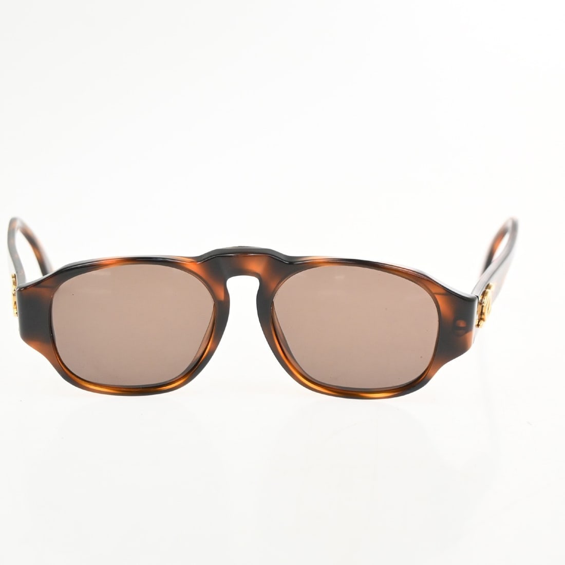 Brown Plastic Sunglasses Chanel Logo CC Unisex Italy: Brown Plastic Sunglasses Chanel Logo CC Unisex Italy These Chanel Logo CC sunglasses feature a brown plastic frame with the iconic logo, designed for unisex wear. Made in Italy, they show signs of pre