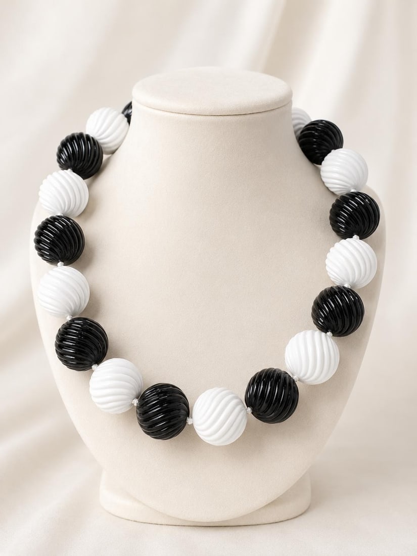 18 in Black White Hardstone Bead Necklace Sterling Silver Magnetic Clasp: 18 in Black White Hardstone Bead Necklace Sterling Silver Magnetic Clasp Bold and distinctive, this pre-owned beaded necklace features large grooved black and white hardstone beads strung with a textu