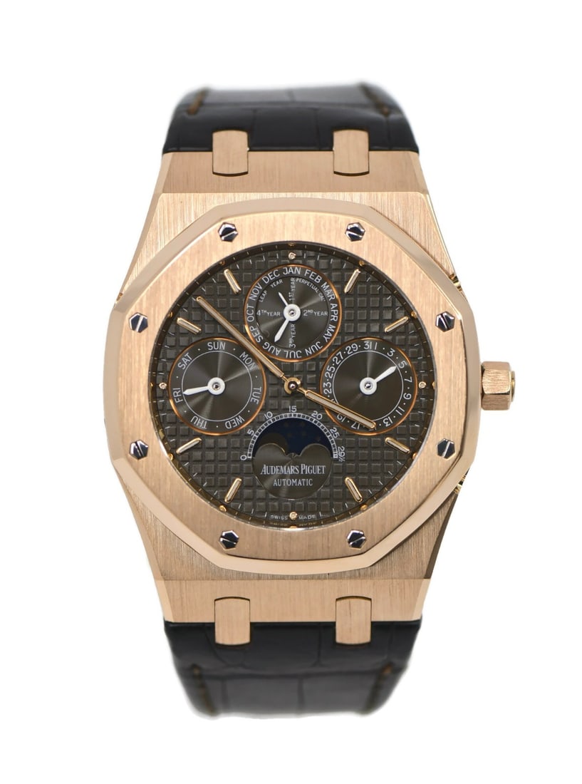 Royal Oak Perpetual Calendar 18K Rose Gold Men's Watch 26252OR with Box: Royal Oak Perpetual Calendar 18K Rose Gold Men's Watch 26252OR with Box This Audemars Piguet Royal Oak Perpetual Calendar is a sophisticated wristwatch crafted for men. It features a 39mm rose gold ca