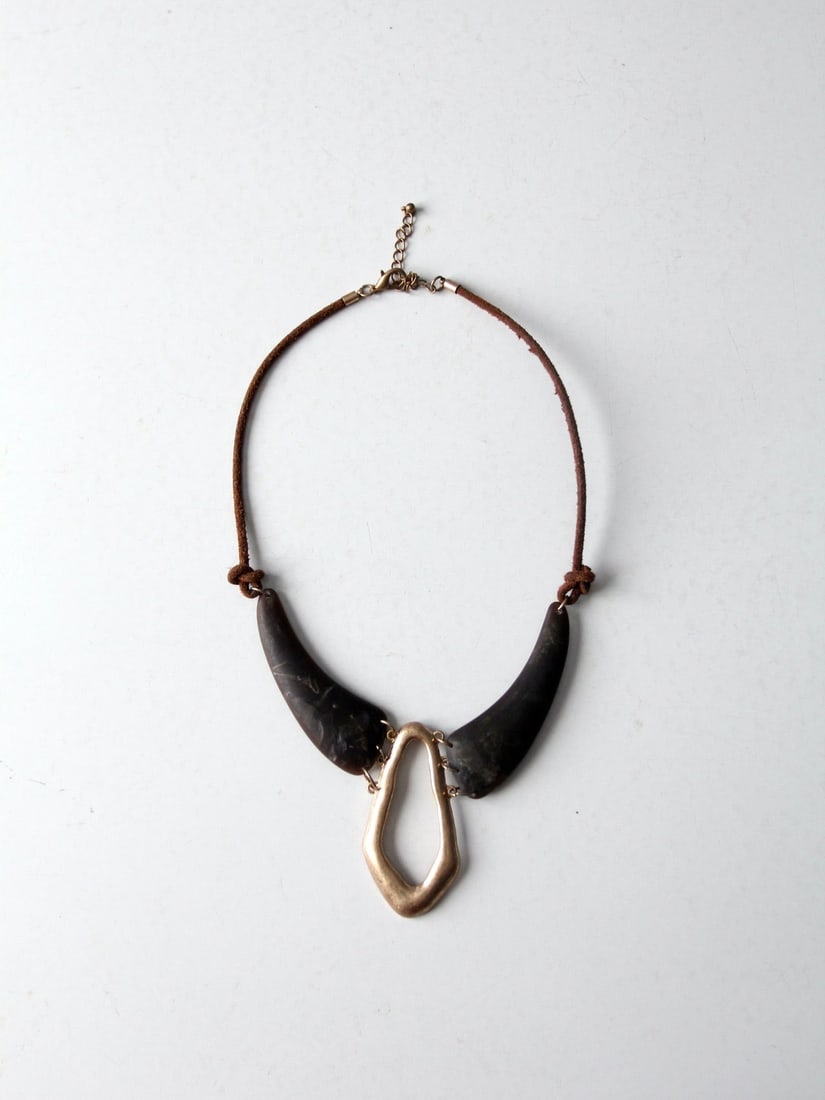 Bold Vintage Necklace with Gold Tone Teardrop Pendant and Faux Black Stones: Bold Vintage Necklace with Gold Tone Teardrop Pendant and Faux Black Stones Make a bold statement with this vintage necklace featuring a striking teardrop-shaped pendant. The pendant is elegantly