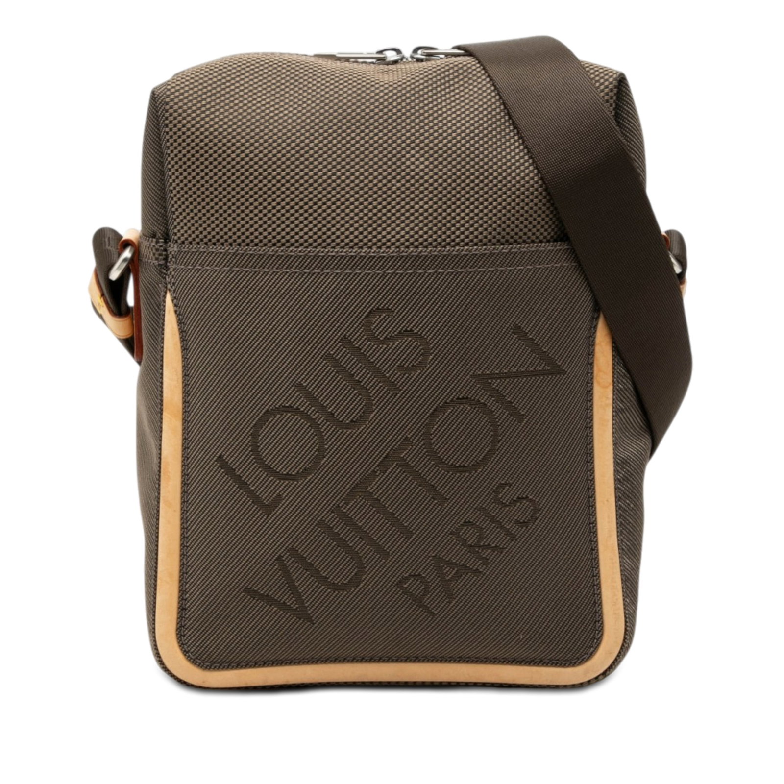Louis Vuitton Citadin Messenger in Damier Geant Canvas: Louis Vuitton Citadin Messenger in Damier Geant Canvas This Louis Vuitton Damier Geant Citadin messenger bag is crafted with a damier geant canvas body and leather trim. It features a flat strap, a 2-