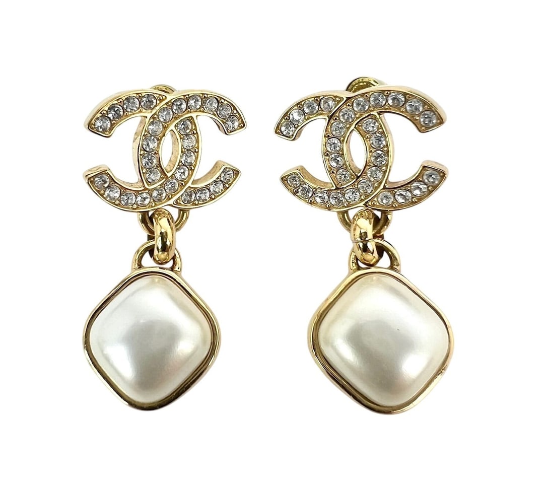 Chanel CC Pearl Crystal Drop Earrings in Gold Tone: Chanel CC Pearl Crystal Drop Earrings in Gold Tone Pre-owned Chanel dangle/drop earrings in gold with crystal and pearl accents. The earrings are signed and made in Italy, with an item length of 1.6 i