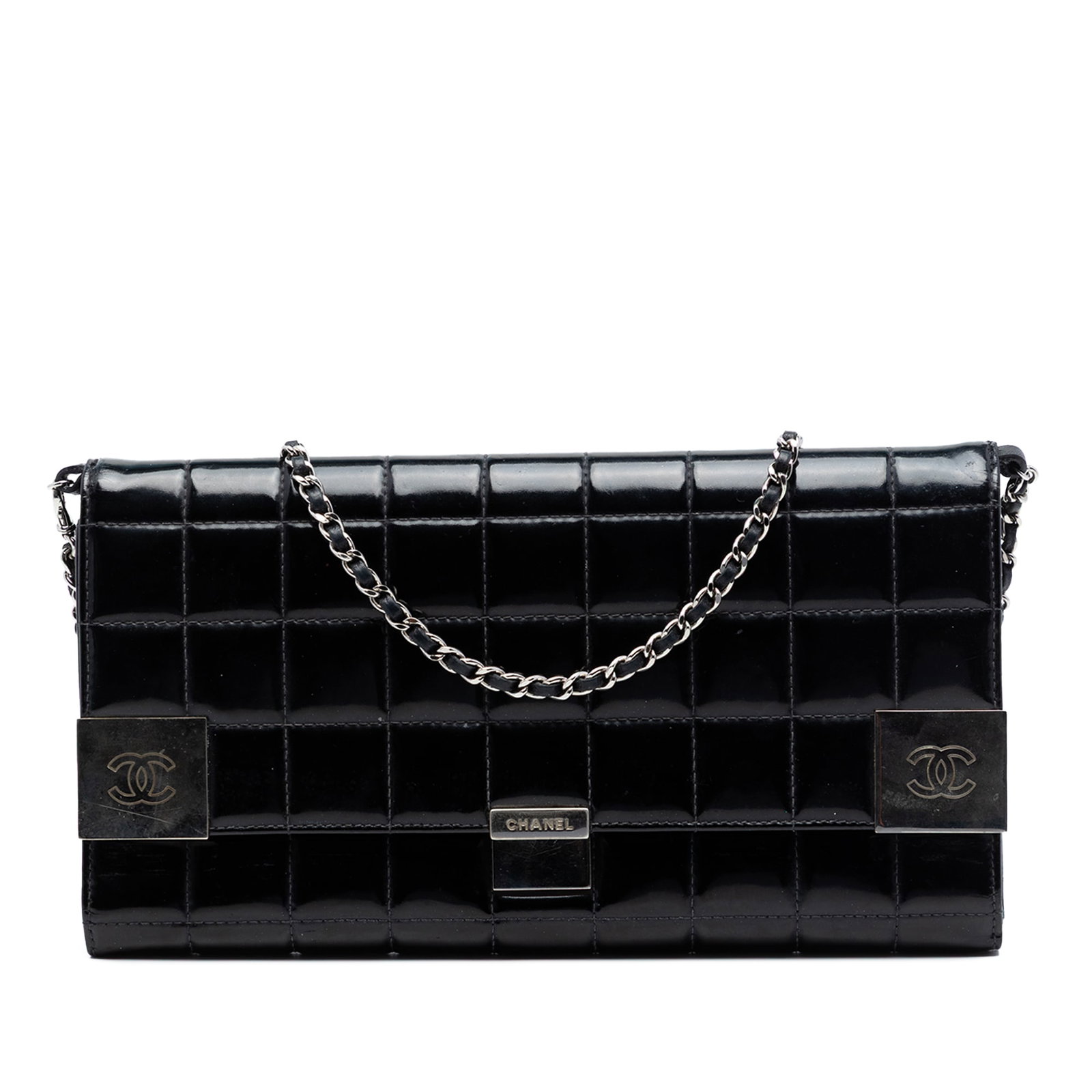 Chanel Chocolate Bar Patent Leather Chain Clutch: Chanel Chocolate Bar Patent Leather Chain Clutch This Chanel CC Chocolate Bar Patent Clutch on Chain is crafted from black quilted patent leather and features a leather-woven chain shoulder strap. The