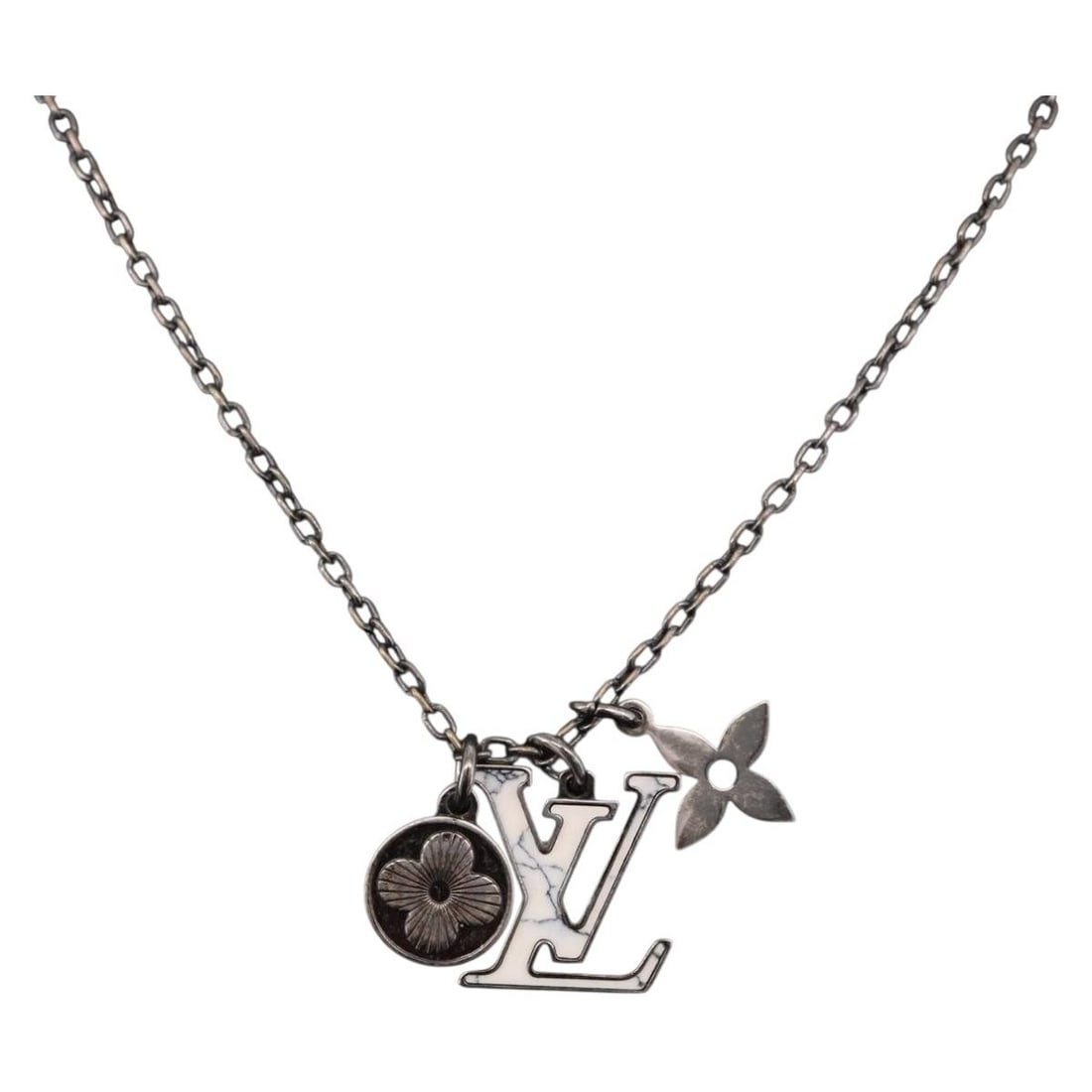 Louis Vuitton M00317 Silver Tone Metal Necklace Italy: Louis Vuitton M00317 Silver Tone Metal Necklace Italy Louis Vuitton M00317 necklace in silver-tone metal, made in Italy. This women's necklace is a heavily used piece with visible wear including rubbi