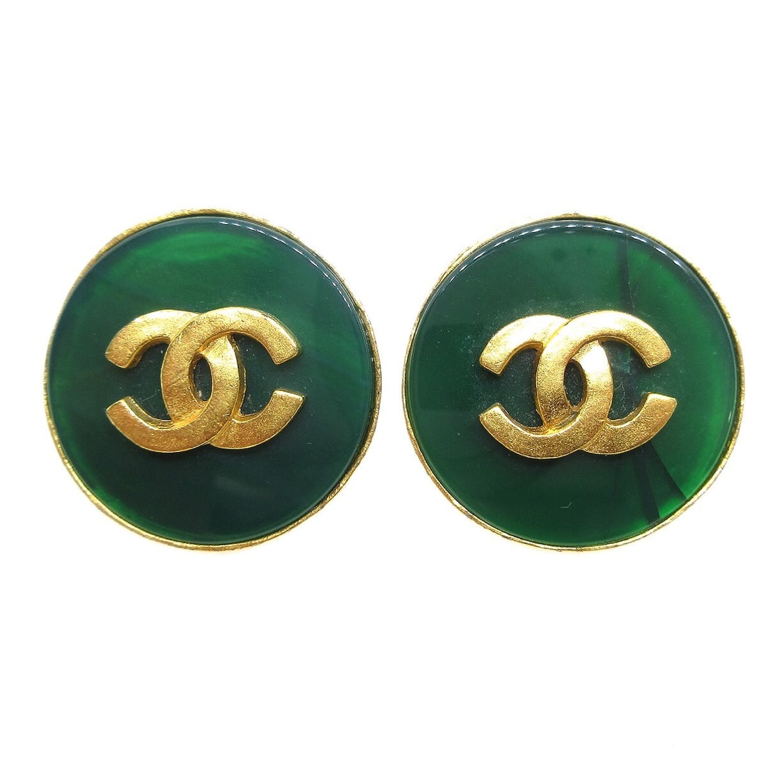 CHANEL 95A Gripoix clip-on button earrings gold-plated: CHANEL 95A Gripoix clip-on button earrings gold-plated Vintage Chanel button clip-on earrings featuring a round design in gold-plated metal with green Gripoix accents. Marked 95A and made in France, t