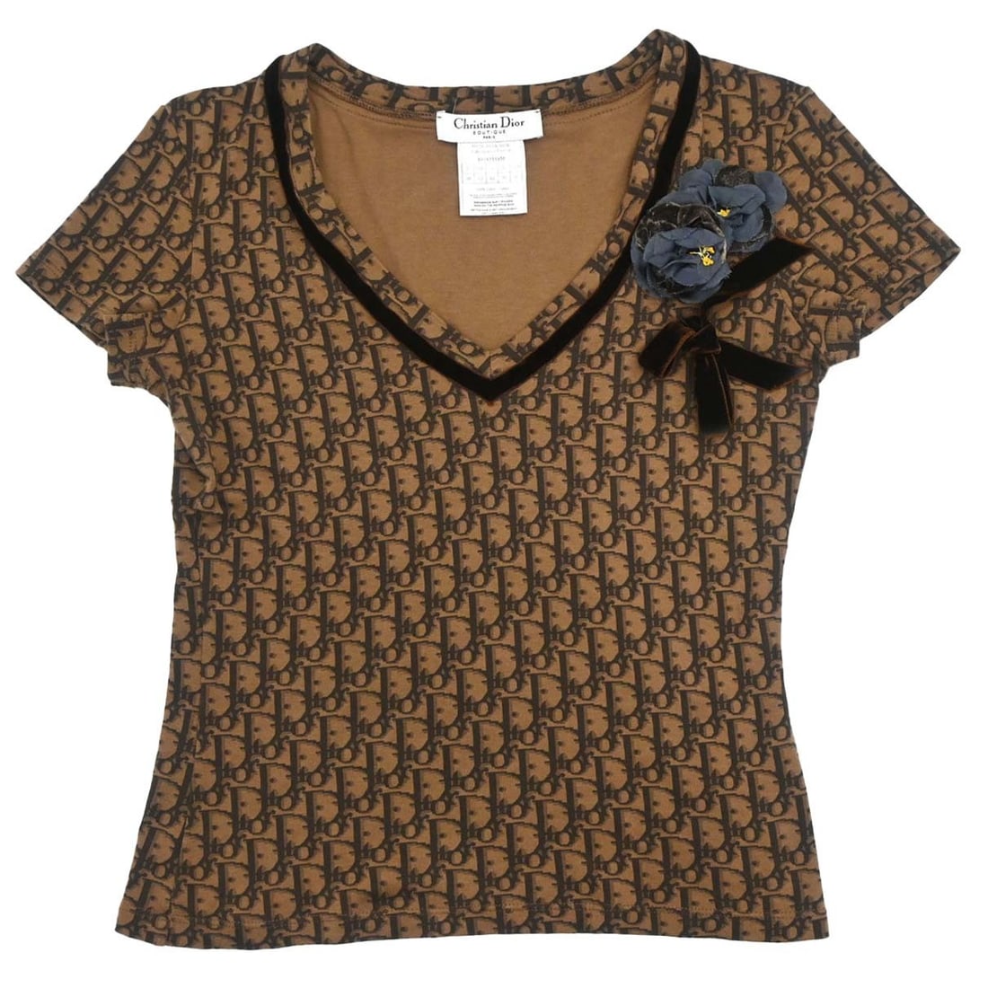 Dior Romantic Trotter Bow Brown Cotton V Neck T Shirt FR 38: Dior Romantic Trotter Bow Brown Cotton V Neck T Shirt FR 38 Christian Dior brown T-shirt top with a romantic Trotter bow design. This women's short-sleeve top features a V-neck, regular fit, logo acce