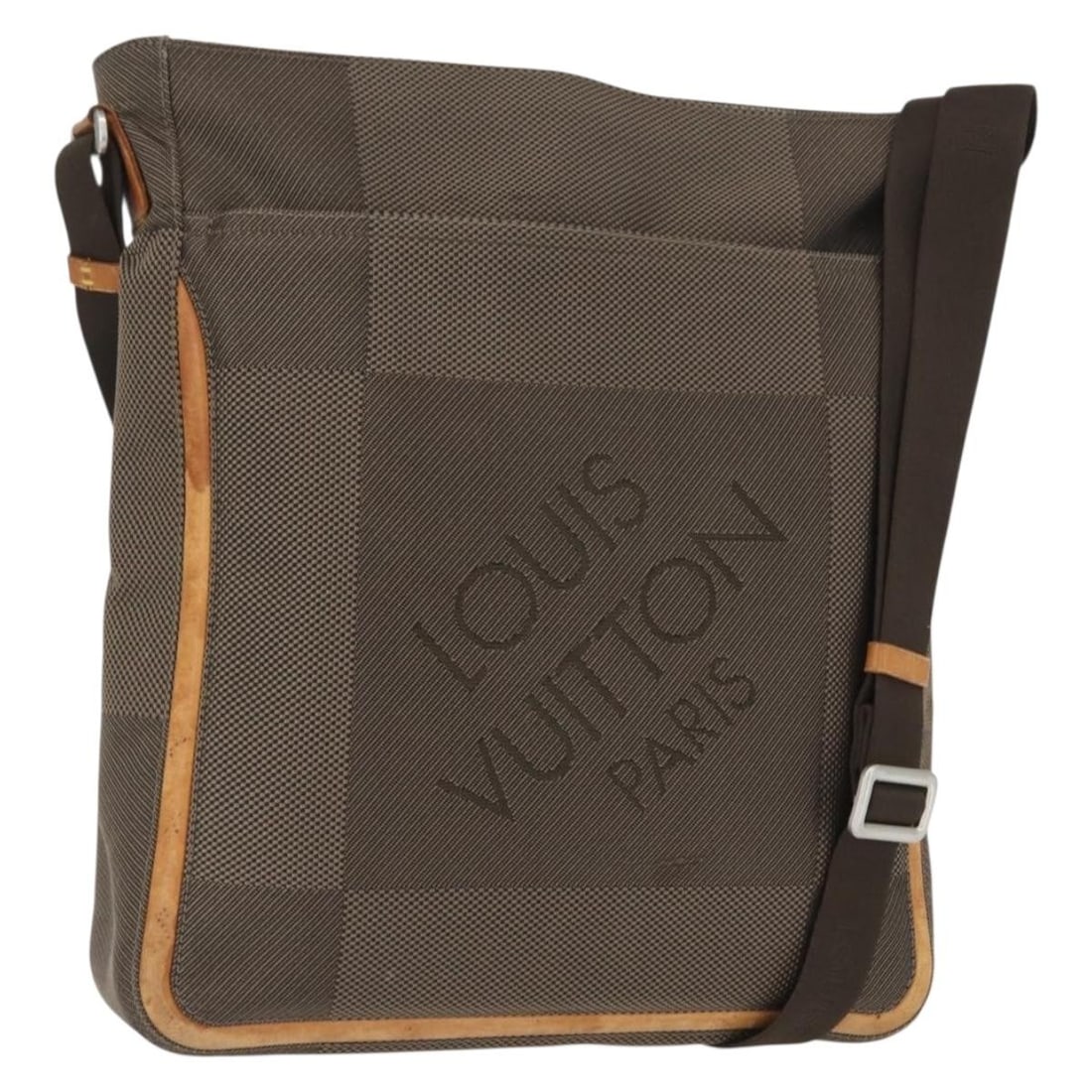 Louis Vuitton Damier Geant Khaki Messenger Bag M93045: Louis Vuitton Damier Geant Khaki Messenger Bag M93045 This is a Louis Vuitton Damier Geant Compignon messenger bag in khaki, crafted from durable Damier Geant canvas. The bag features a spacious main 