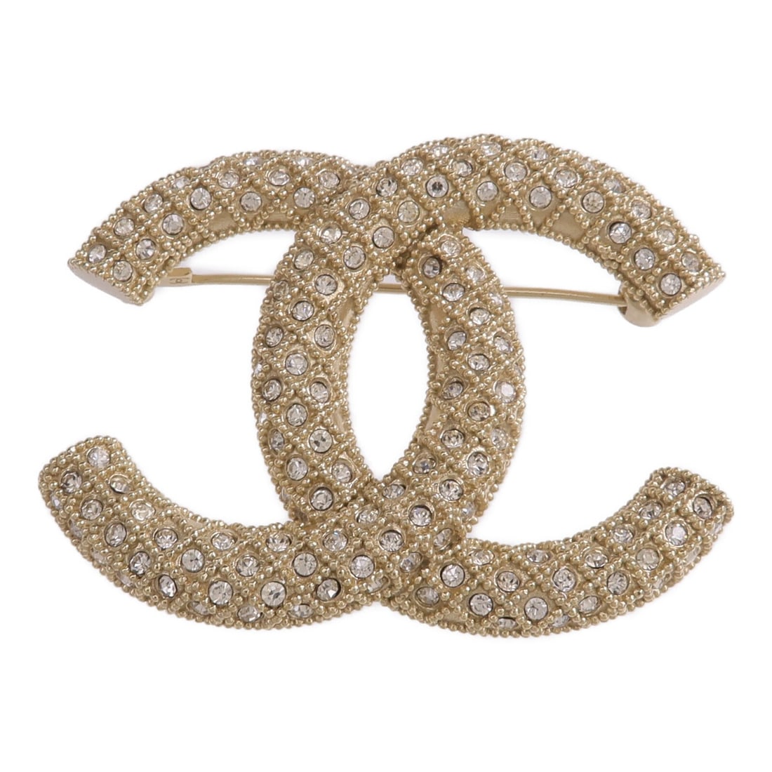 CHANEL CC Metal Brooch in Gold Tone: CHANEL CC Metal Brooch in Gold Tone CHANEL CC brooch in gold-tone metal, presented in very good AB condition. The piece measures 36 mm x 50 mm and comes with no accessories. Specifications Brand Name: