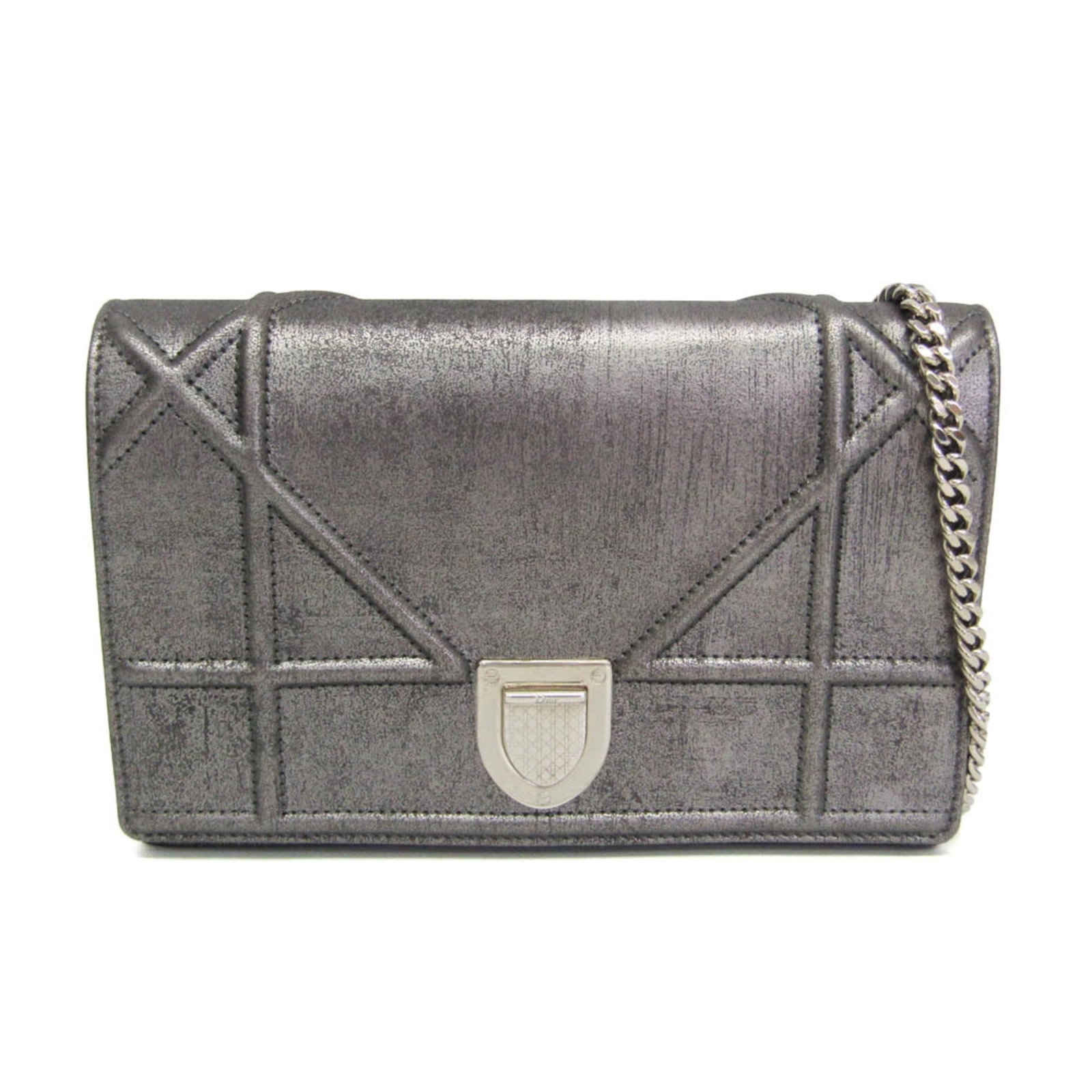 Christian Dior Diorama Chain Clutch Silver Leather Bag: Christian Dior Diorama Chain Clutch Silver Leather Bag Christian Dior Diorama Chain Clutch in silver leather. This women's bag is made in Italy and remains in good condition, with light scratches, lig