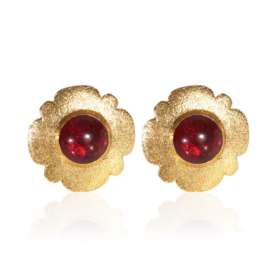 Chanel 1980s Red Gripoix Gold Plated Earrings: Chanel 1980s Red Gripoix Gold Plated Earrings Vintage Chanel earrings from the 1980s collection featuring a red Gripoix design in gold-plated metal. A pre-owned pair made in France. Specifications Bra