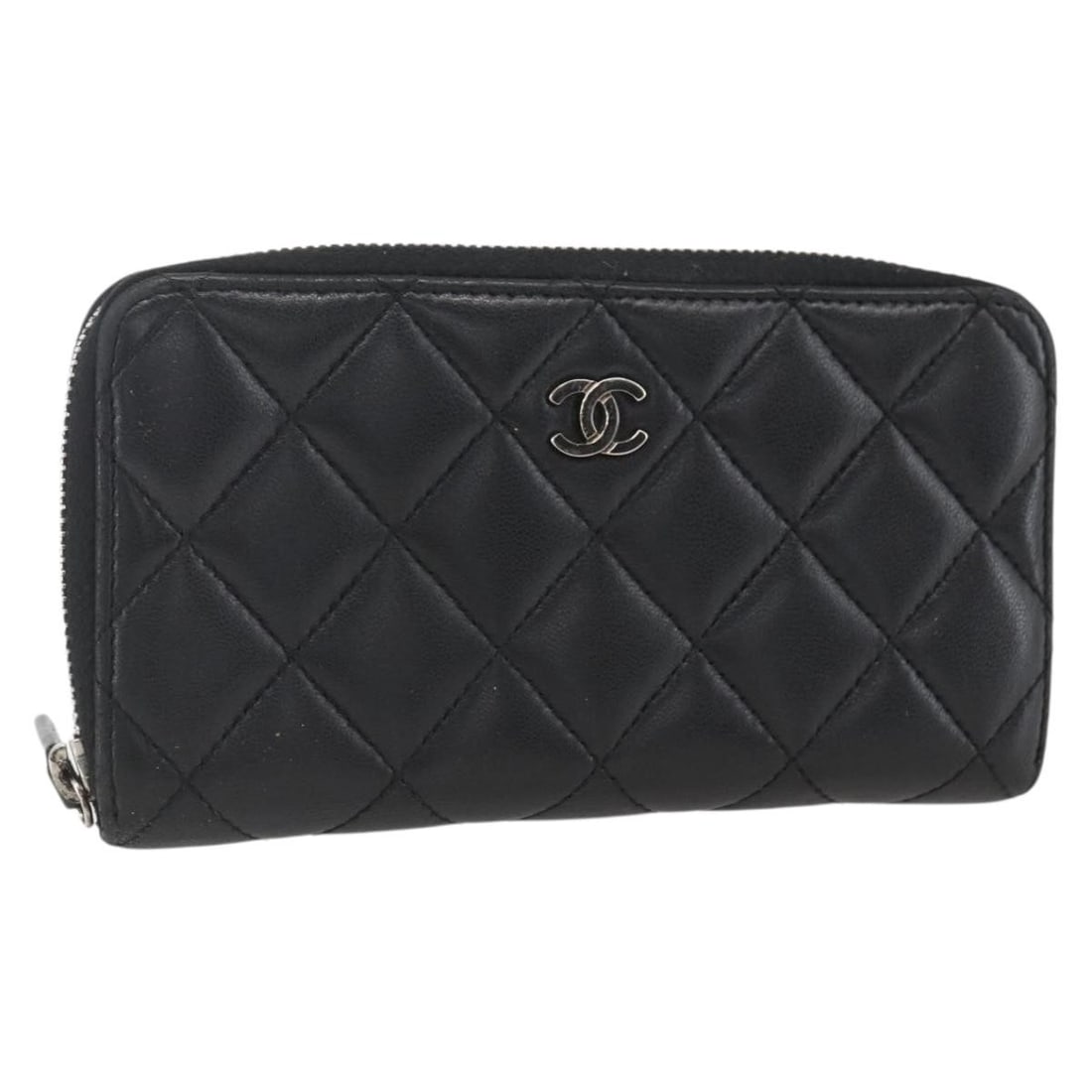 CHANEL Black Lamb Skin Matelasse Coin Purse Silver CC Authenticated: CHANEL Black Lamb Skin Matelasse Coin Purse Silver CC Authenticated This CHANEL Matelasse Coin Purse is exquisitely crafted from lambskin leather, featuring a sophisticated black and silver color sche