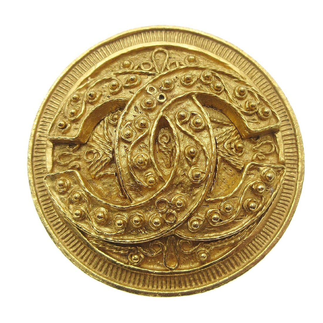 Chanel 94A Round Gold Plated Medallion Brooch: Chanel 94A Round Gold Plated Medallion Brooch Round Chanel medallion brooch pin in gold-plated metal, marked 94A and made in France. This brooch features a medallion-style design and is in good pre-ow