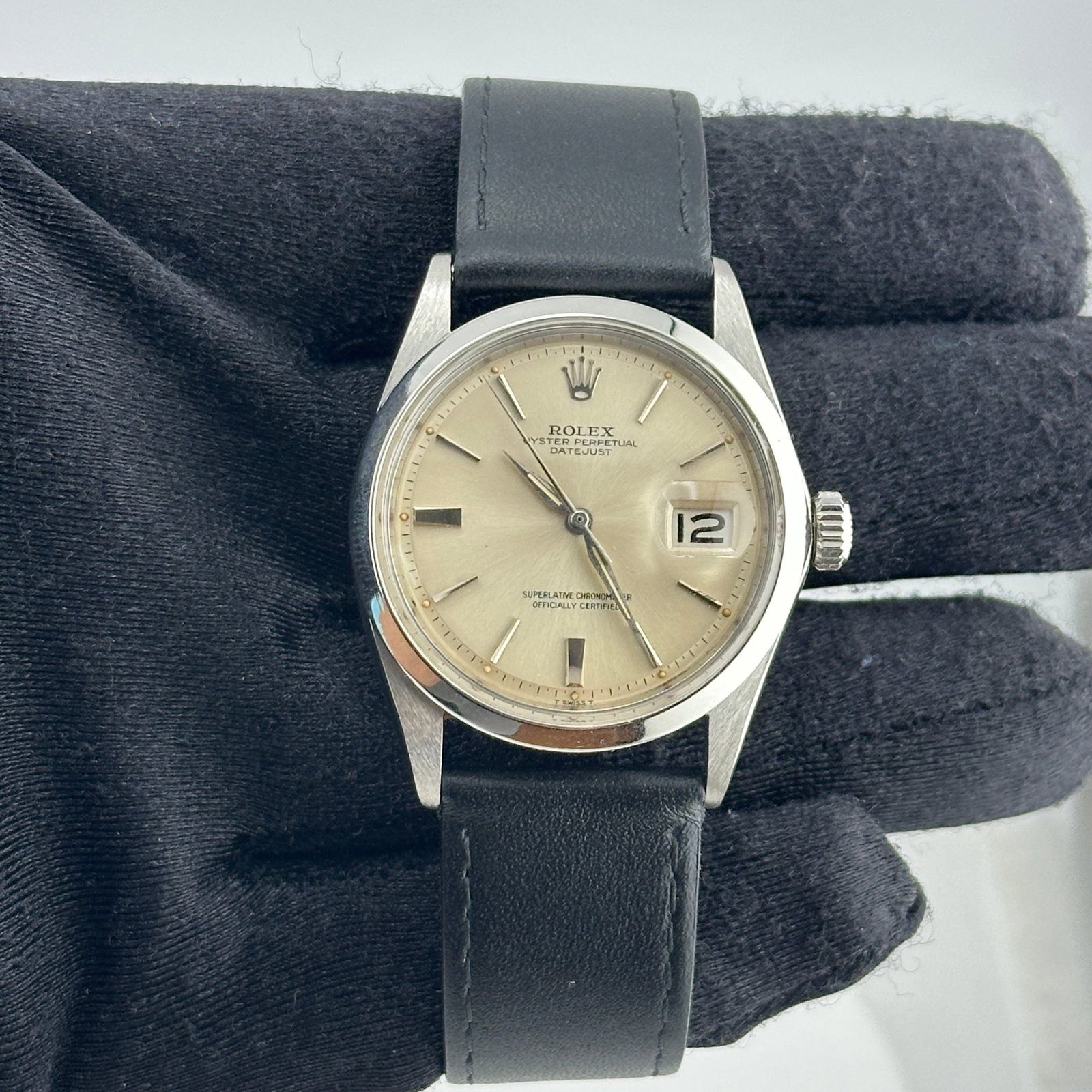 Rolex Datejust Ref. 1600 Mens Watch Silver Stick Dial Leather Strap: Rolex Datejust Ref. 1600 Mens Watch Silver Stick Dial Leather Strap Rolex Datejust reference 1600 with a silver stick dial, smooth bezel, and generic leather band. This men's watch is identified as pa
